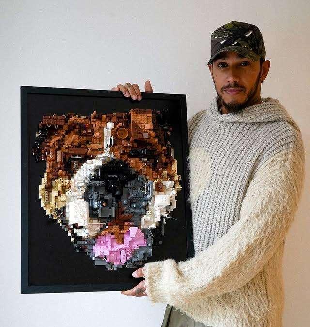 F1 News -  Hamilton e il toccante omaggio a Roscoe: il tributo in Lego 