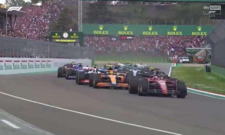 Diretta Formula 1 | Imola, la Ferrari di Leclerc infila Verstappen al via: boato e trombette