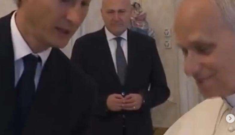 F1 | John Elkann dona un volante Ferrari (con l'errore) a Papa Leone XIV
