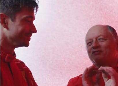 F1 | Leclerc e Sainz scherzano sulla Nuova SF-24: il loro primo sguardo