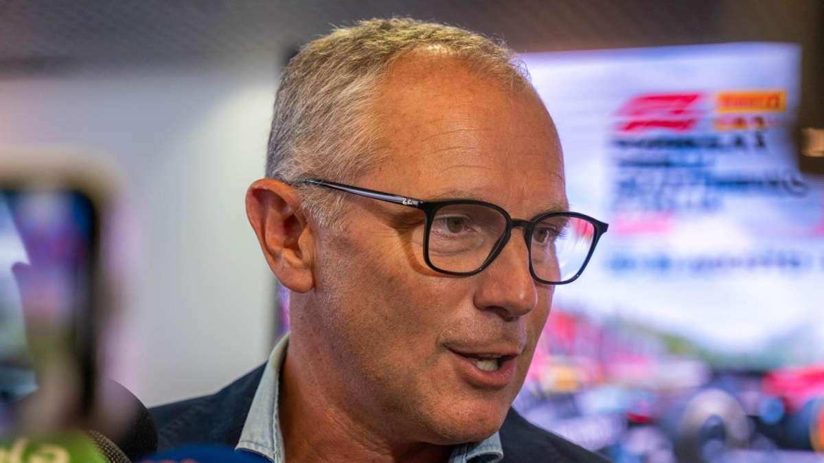 F1 | Domenicali in red carpet: arriva a Londra in Fiat 500