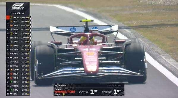 F1 | Sprint Race Ferrari, Hamilton se la gode in radio: "P1 baby!"