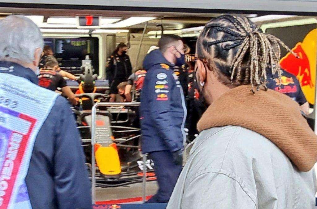 Formula 1 | Hamilton osserva la nuova Red Bull: la foto del giorno