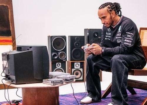 F1 | Hamilton fa un salto nella nostalgia: incollato alla PS1 e 2 giochi