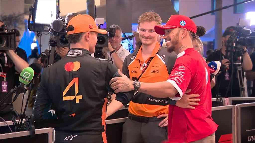 Hamilton si congratula con Norris campione in zona mista