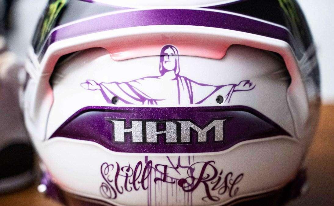 F1 / Mercedes, Hamilton presenta il suo nuovo casco: fra Cristo e stelle - FOTO