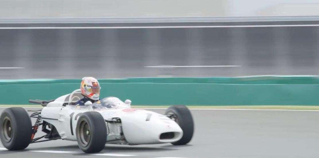 F1 / Verstappen alla guida di una vecchia Honda e sfida Sato: "Divertente!"