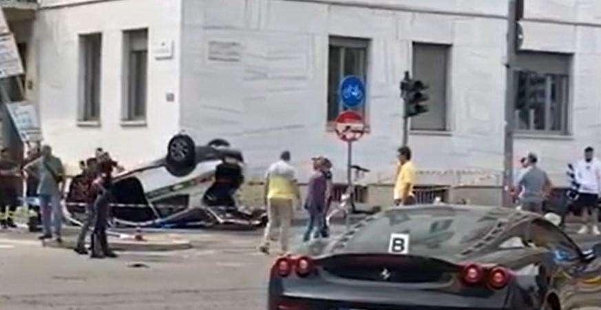 Milano | Vigili si schiantano contro una Ferrari e si cappottano: inseguimento finito male