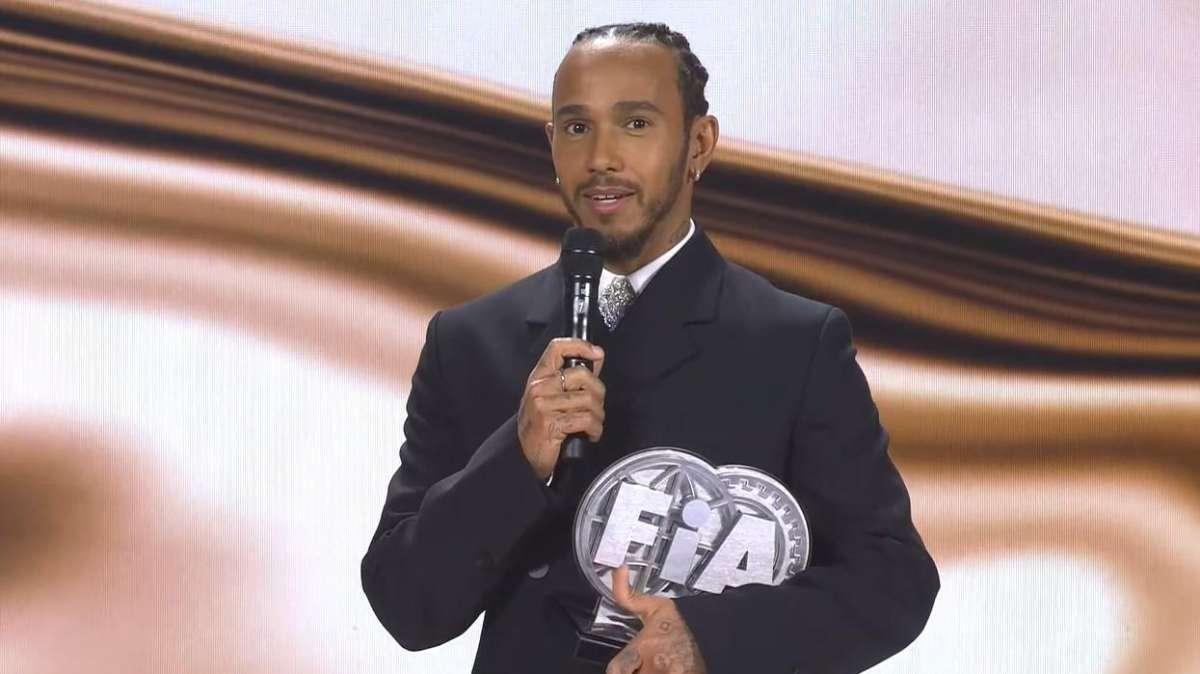F1 | Gala FIA, Hamilton premiato come 3° fa i complimenti a Verstappen