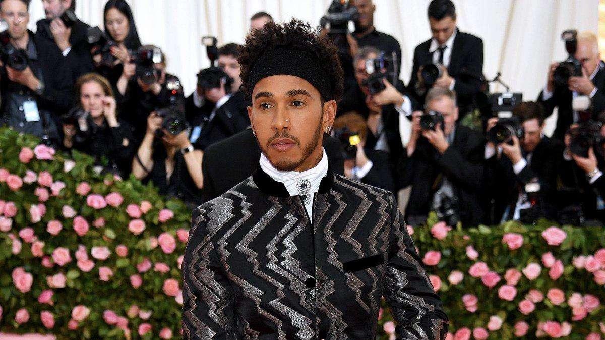 Formula 1 | Hamilton non pensa più a Monza: presente al Met Gala a NY