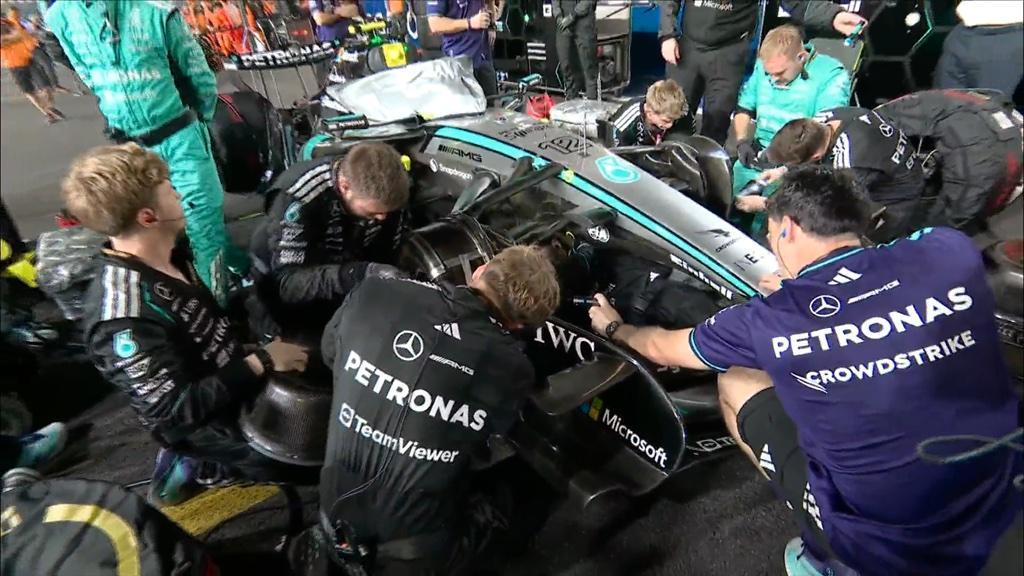 F1 | Gp Singapore, problemi ai freni per Antonelli prima della partenza: i meccanici al lavoro