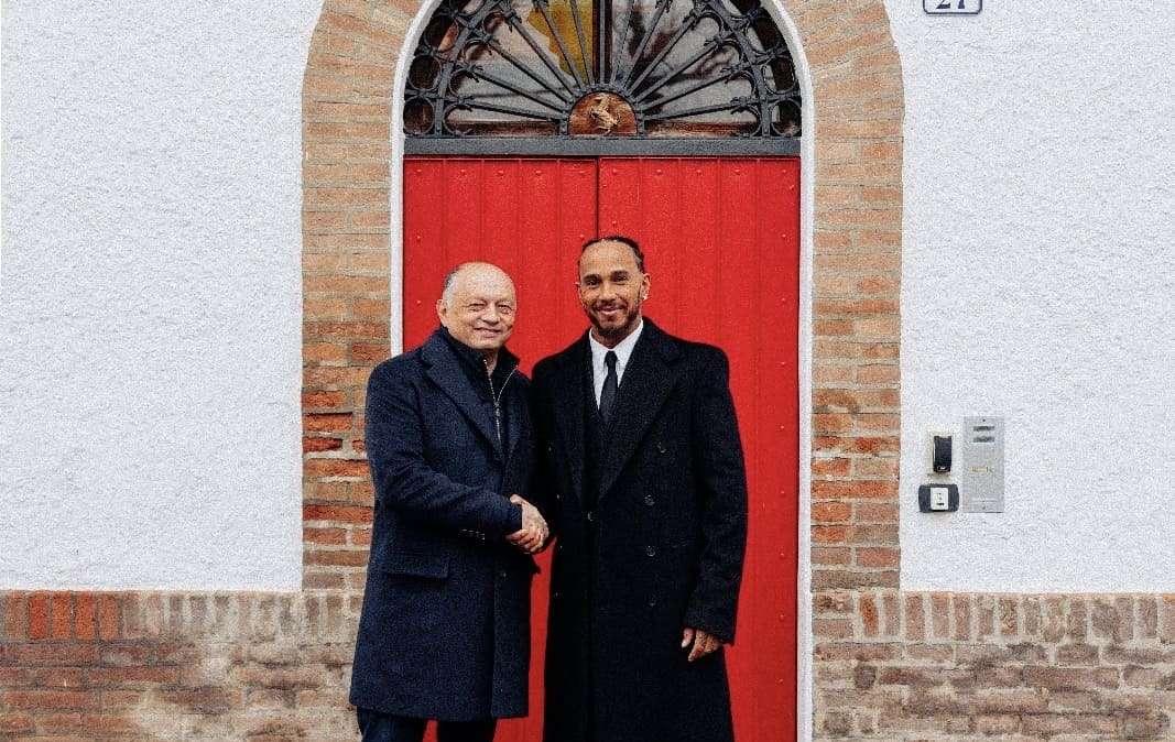 F1 | Hamilton e il 1° giorno a Maranello: il caffè che segna un nuovo inizio