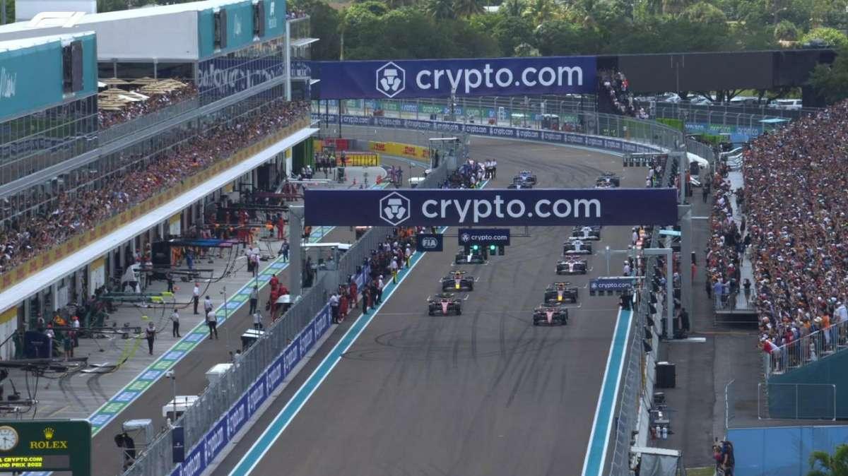 Diretta Formula 1 | Partenza Miami, Sainz pattina: Verstappen infila la Ferrari n° 55