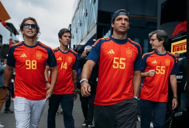 F1 | Sainz in modalità "Mundial" a Spa: maglia della Spagna nel paddock prima della Driver Parade