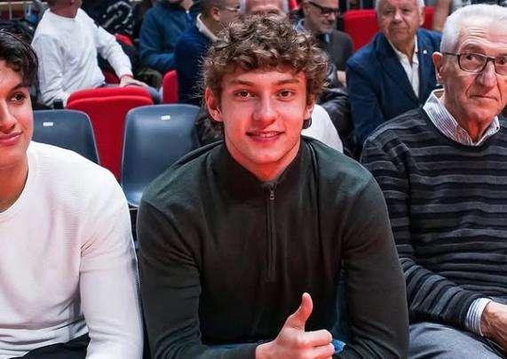 F1 Formula 1 | Kimi Antonelli si gode una serata di relax a Bologna