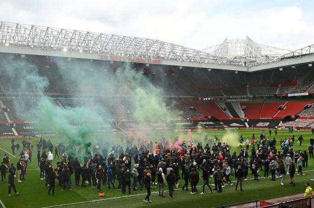 Premier League | Manchester United - Liverpool rinviata: l'invasione