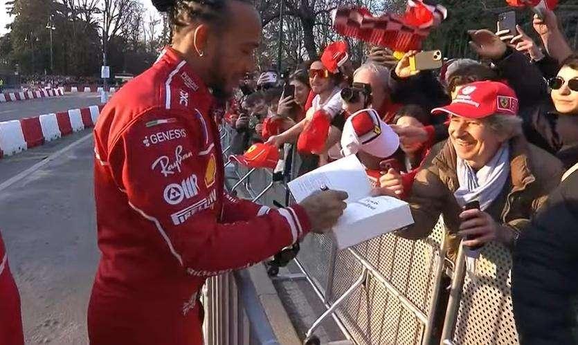 F1 | Ferrari, inizia lo show a Milano: Hamilton conquista tutti