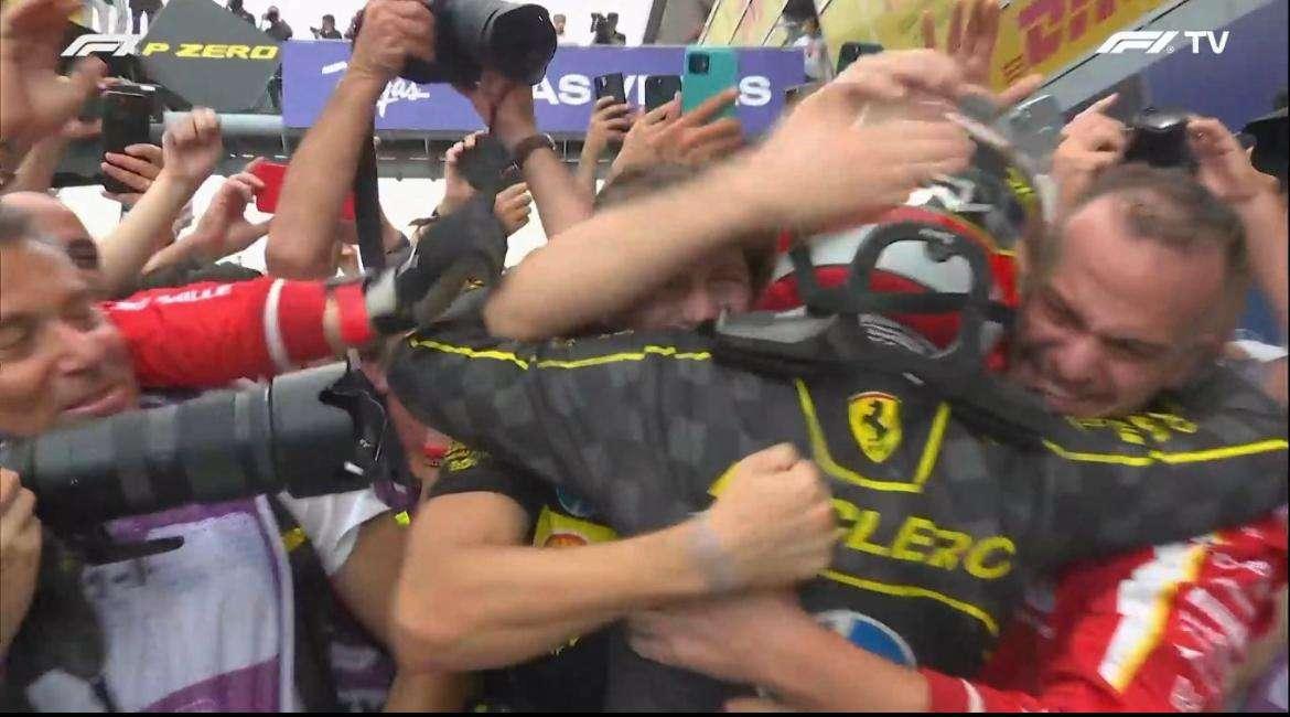 F1 | Ferrari, Leclerc e la corsa verso il fratello Arthur: l'abbraccio dei due