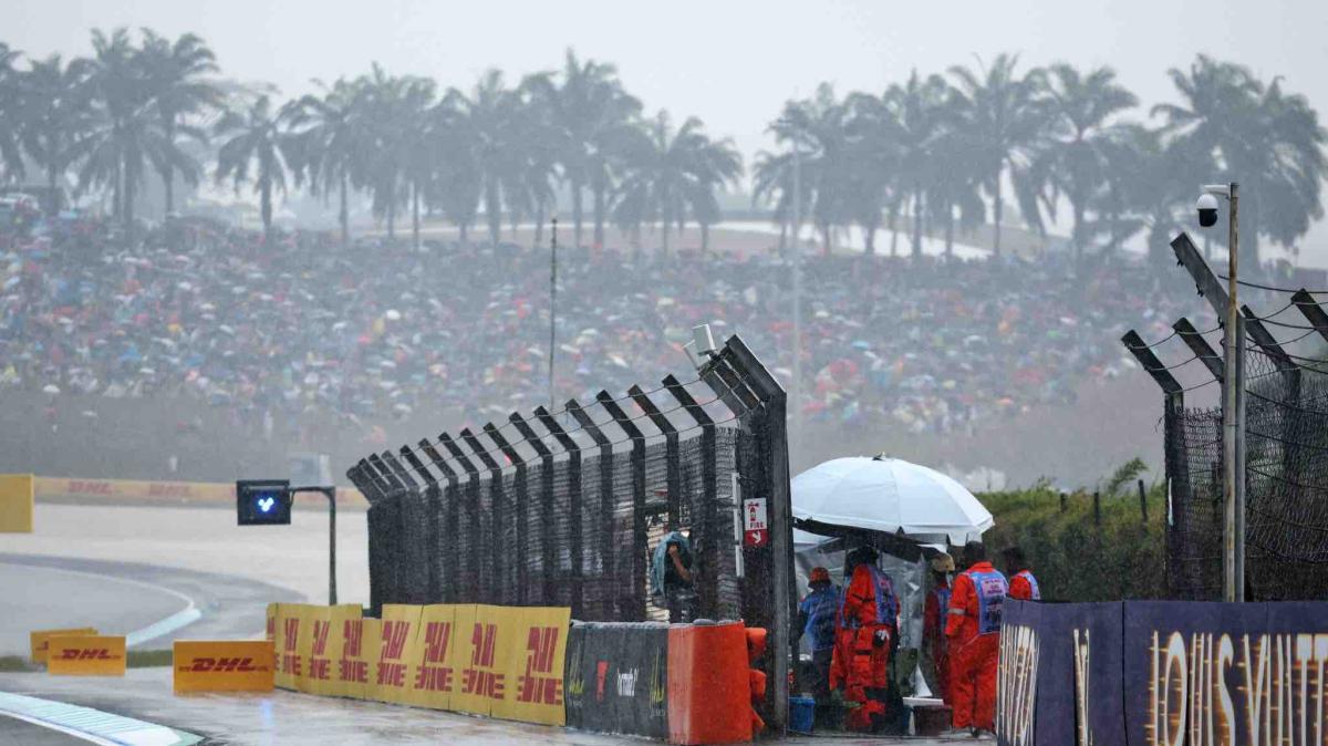F1 | Gp Malesia, partenza rinviata! Pioggia torrenziale a Sepang