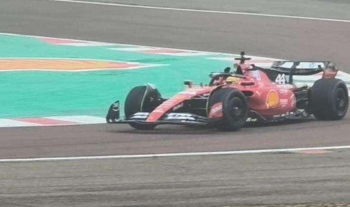 F1 | Ferrari, Hamilton sulla SF-23: l'installation lap fa impazzire i tifosi