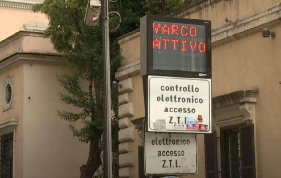 Roma | Arriva la telecamera "Street control", attenti anche alla doppia fila