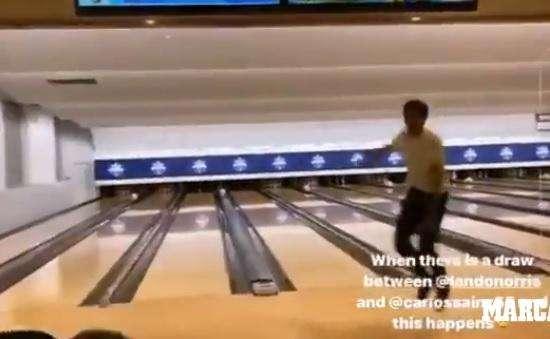 F1 / McLaren, epica sfida a bowling fra Sainz e Norris - VIDEO