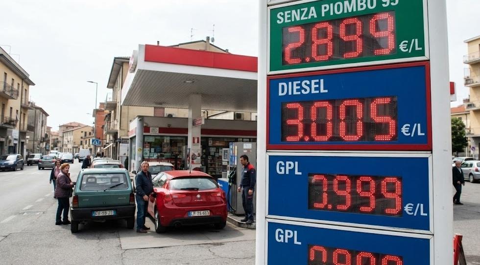 Caro carburanti, allarme totale: Diesel a 3 euro? E le pompe di benzina...