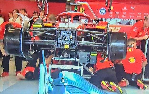 F1 | Ferrari, Abu Dhabi inizia in salita: Leclerc con problemi al box. Rischia penalità?