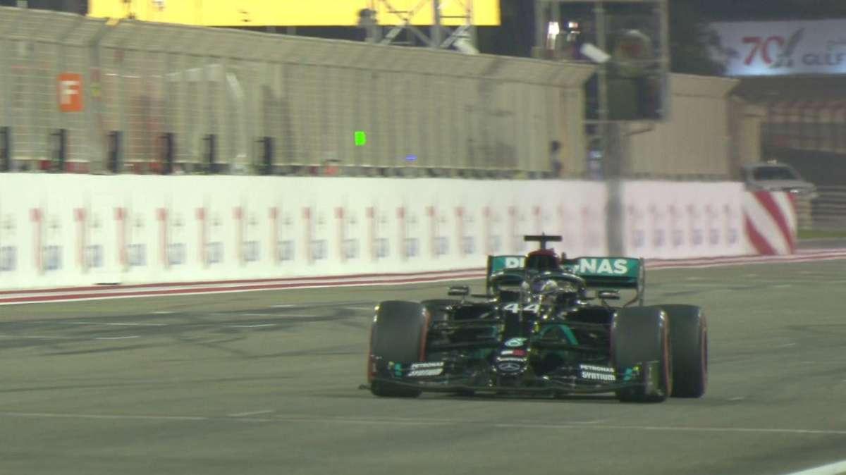 F1 / Gp Bahrain, Hamilton fa 98 pole e vede 100 a fine anno. Ferrari, notte fonda...