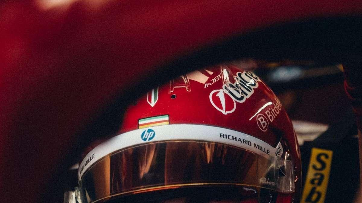 Test Bahrain F1 Day 3, ecco i piloti in pista: Leclerc e Norris salutano
