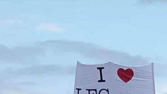 F1 / Monza, il tifoso Ferrari per Leclerc... con lo stendardo virale - FOTO