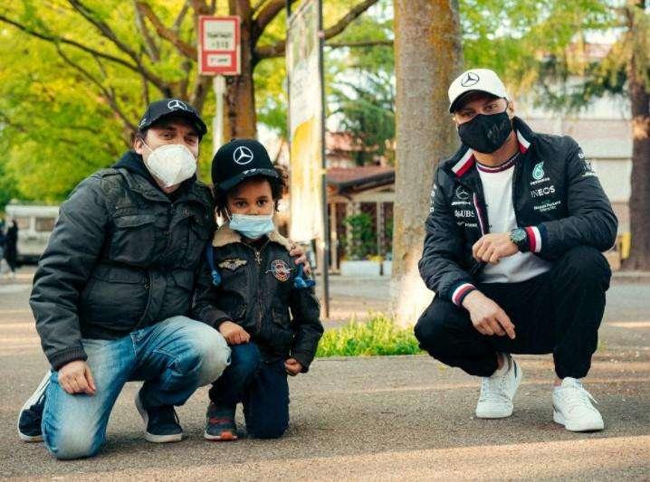 Formula 1 | Mercedes, Bottas incontra un suo piccolo fan ad Imola, Noah