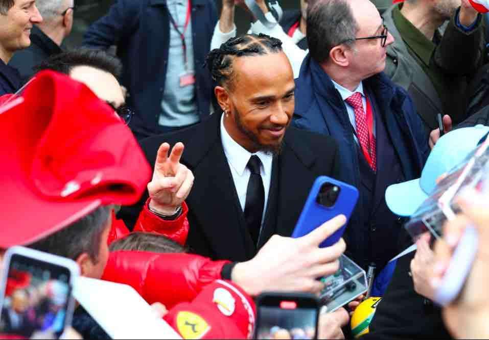 F1 | Ferrari, Hamilton presentato dal CorSport: "Semplicemente il più bravo"