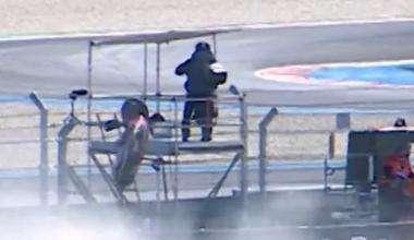 Incidente choc di Acosta in MotoGP: sfiora il cameraman - VIDEO