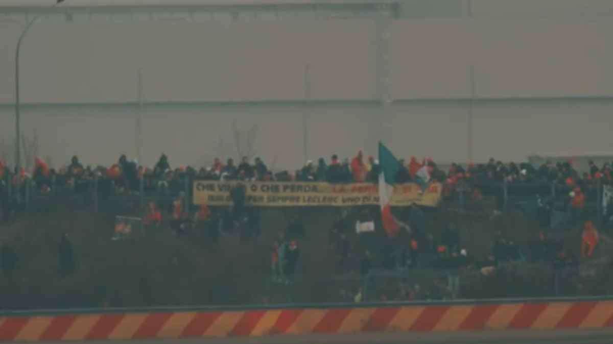 F1, Delirio a Fiorano: la marea rossa canta per la SF-26. Spunta uno striscione da brividi