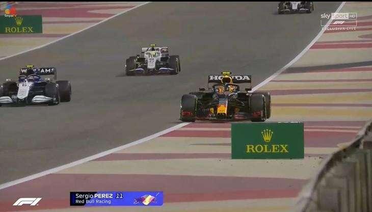 Formula 1 / Red Bull, Perez si "pianta" nel giro di formazione: fail sul volante