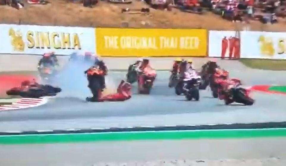 MotoGP | Gp Catalunya, partenza drammatica: Bagnaia investito, è cosciente