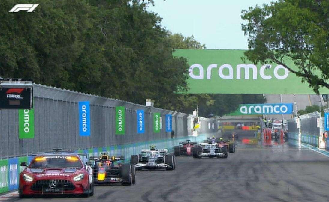 Diretta Formula 1 | Ferrari, Leclerc voleva rientrare, il team dice no. Dubbio Mercedes-Hamilton