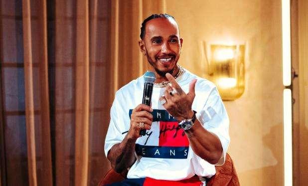 F1 | Hamilton da icona della moda con Tommy Hilfiger: "Piloti liberi! Felice che..."
