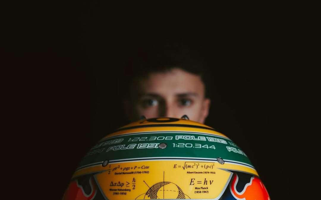 F1 | Racing Bulls, Hadjar e l'equazioni sul casco: l'omaggio al padre