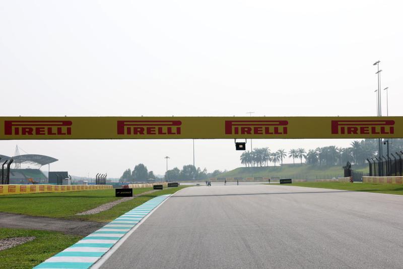 F1 | Recap FP1 Sepang, Verstappen davanti a Russell: Mercedes soffre sul passo gara
