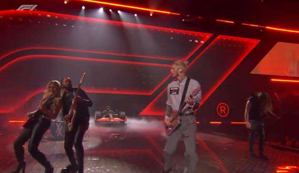 F1 | Machine Gun Kelly, l'ex fidanzato di Megan Fox, apre il galà di presentazione  