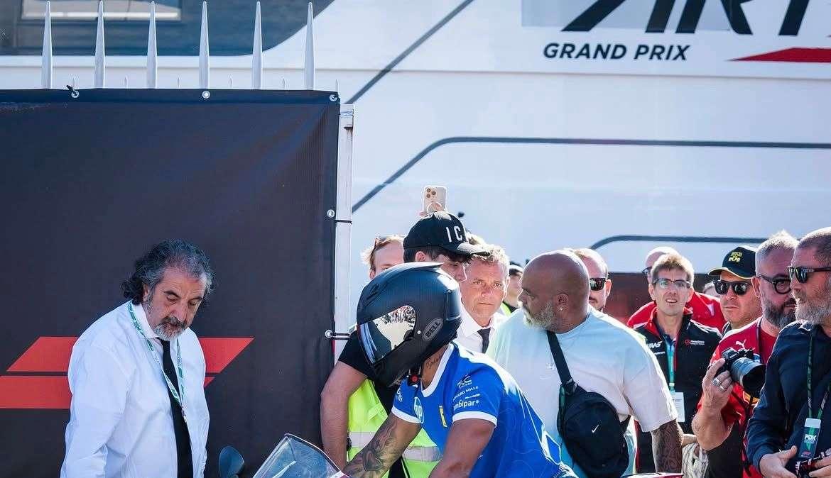 F1 | Hamilton ingresso da star nel paddock: in sella ad una Ducati tricolore
