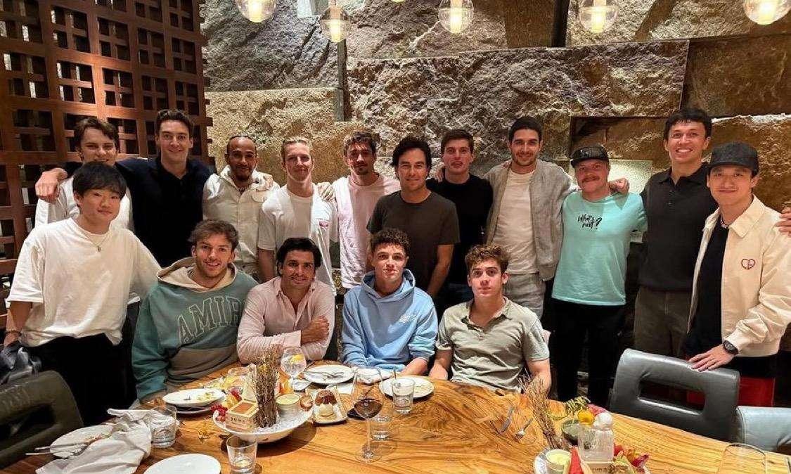 F1 | Vanzini in cronaca Sky ironizza: "Leclerc avvelenato alla cena piloti?"