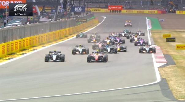 F1 | Sprint Silverstone, partenza di fuoco: Hamilton duro su Antonelli