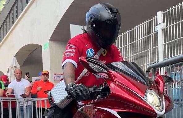 F1 | Ferrari, Hamilton arriva a Monaco in sella alla sua MV Agusta LH44