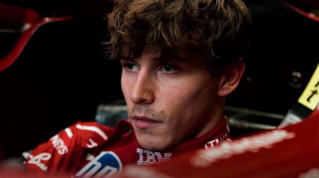 Arthur Leclerc sorride ad Abu Dhabi: sulla Ferrari in FP1 spiega il lavoro
