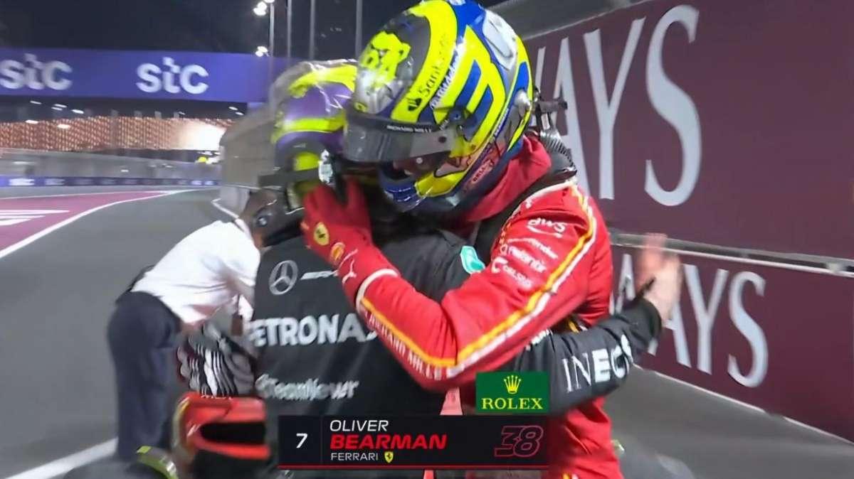 F1 | Ferrari, Hamilton e l'abbraccio con Bearman. Poi con Russell...