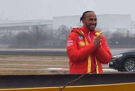 F1 | Ferrari, Hamilton si emoziona a Fiorano: i cori dei tifosi e i gesti