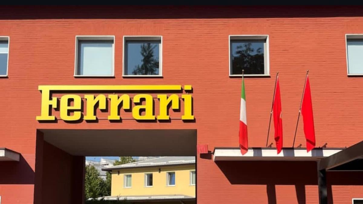 F1 | Ferrari, a Maranello si festeggia: issata la seconda bandiera